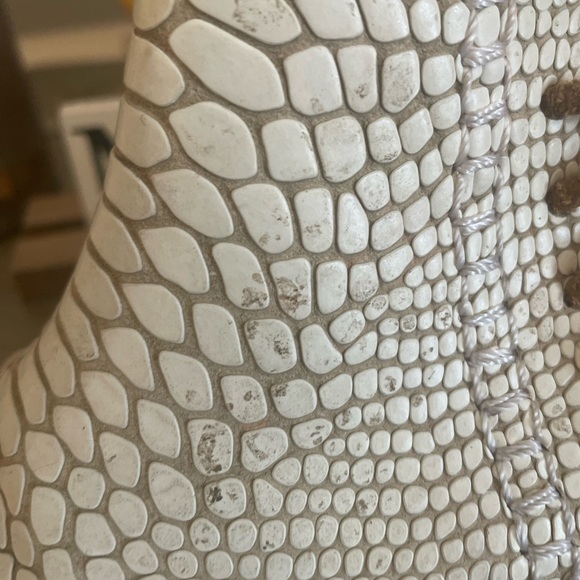 It has some peeling on the side look at the pictures - Picture 5 of 7